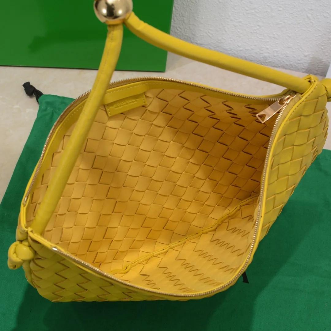 Batch 1260 BV has released a new product. TURN # Recommended new popular style is still the classic woven logo that we can recognize at a glance. It is really a unique style that is familiar and unfamiliar! Made of sheepskin woven with beautiful gold beads on the shoulder straps for free adjustment. When in use, you can switch between the shoulder and handle bag at will. It has a concave and convex shape anytime and anywhere. It is a practical king with a unique personality. With the right color combination, it can be sweet or salty. It is full of style. Summer catwalk style is beautiful. Pull it out quickly. Size: 40*3*24, model: 6699-3#